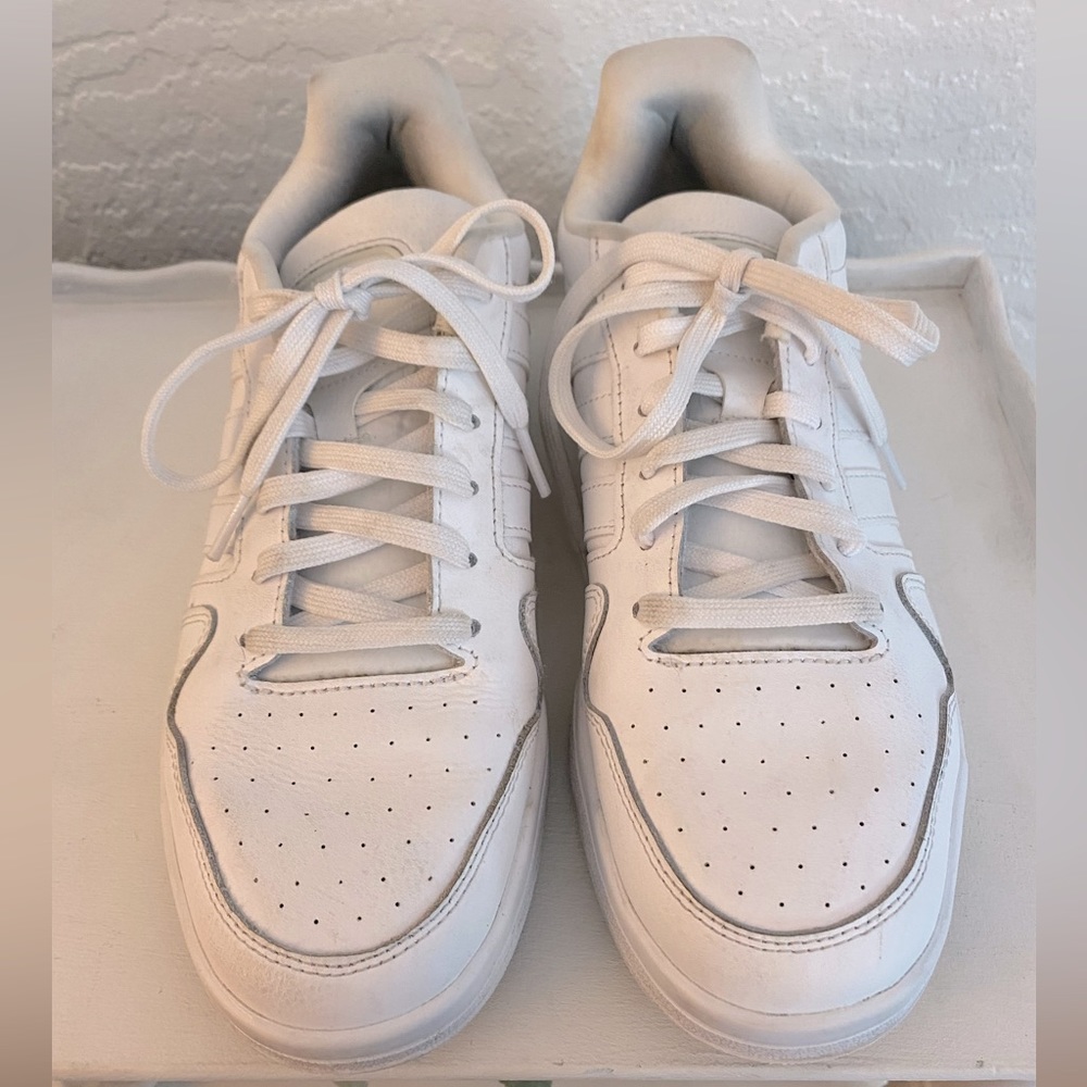 Women’s white adidas. Great condition. Size 8